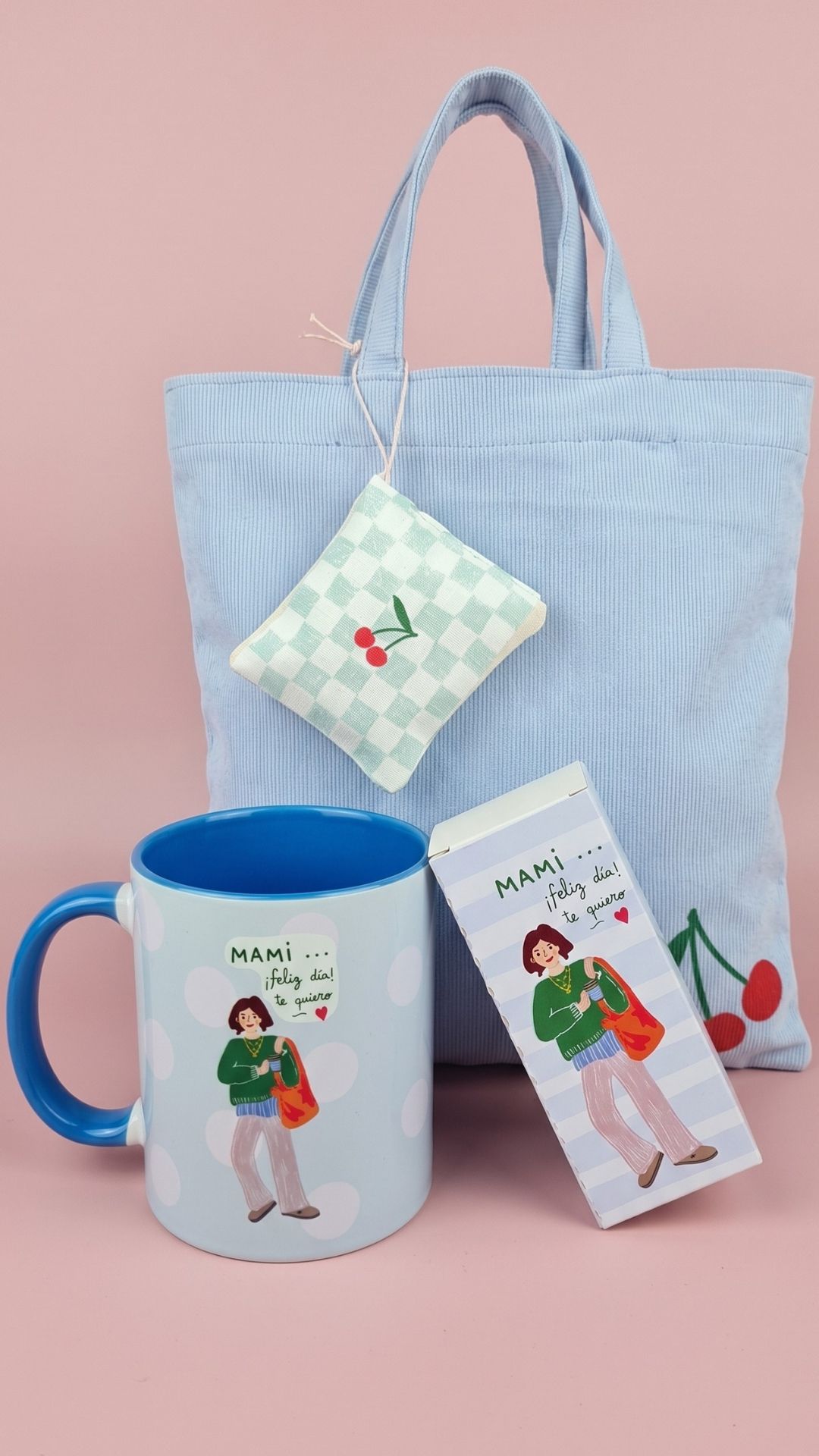 Combo Día de la Madre celeste: totebag con cerezas, taza y cajita 'Mami, feliz día, te quiero'
