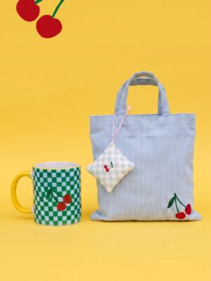 Combo Tazas Cerezas: taza cuadrillé verde con cerezas, bolsa de tela y tarjeta