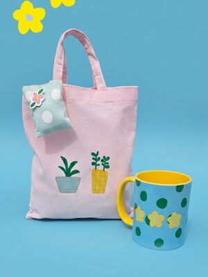 Combo Tazas Florcitas: taza celeste con lunares y flores, bolsa de tela y tarjeta