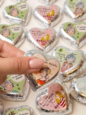 Corazones de chocolate rellenos de dulce de leche con stickers y mensajes para mamá