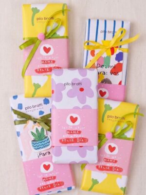Tabletas de chocolate con fajas ilustradas y frases para el Día de la Madre
